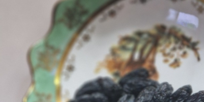 Czarne rodzynki z Uzbekistanu, produkowane z naturalnie suszonych na