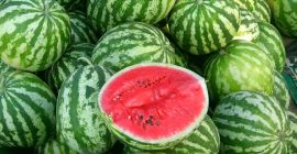 Sprzedam brzoskwinie rozmiar kalibru: średni, duży. Cena-1.34€ kg. Jakość