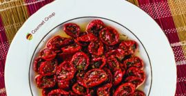 Suszone na słońcu lub półsuszone, organiczne pomidory z Morza