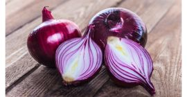 Do sprzedania cebula czerwona i świeżo zebrana cebula Stuttgarter,