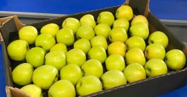 Jabłka pakowane są w pudełka jak i wiele innych