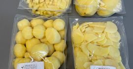 Sprzedam ziemniaki OBRANE (ilości paletowe) Odmiany: Excellency (jasnożółta), Arrow (kremowo- biała), Constance (jasnożółta). Jesteśmy firmą zajmująca się przetwórstwem ziemniaków. Mamy w ofercie ziemniaki świeże- surowe, myte i pakowane w worki od 2,5 do 25 kg oraz ziemniaki myte i obierane, pakowane próżniowo w paczki do 5 kg (całe, połówki, krojone w kostkę 6x6/ 8x8/ 10x10, plasterki lub we frytkę falistą i prostą). Zachęcamy do kontaktu i nawiązania współpracy długoterminowej, jesteśmy w stanie zmodyfikować ofertę na życzenie klienta.