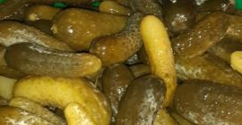 Ogórki kiszone w zalewie pakowane są w beczki plastikowe