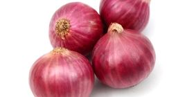 Organiczna czerwona cebula łagodzi wiele chorób, w tym przeziębienie,