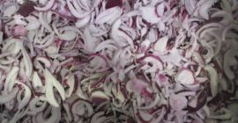 Oferujemy na sprzedaż cebulę czerwoną, krojoną w półplastry 4mm.