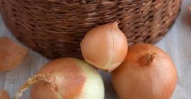 Świeża, ekologiczna, biała cebula premium Aby uzyskać więcej informacji,